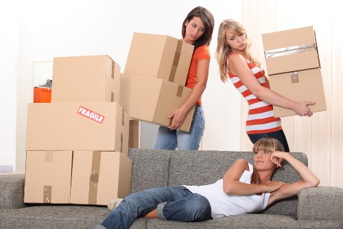 Professional mover handling a flat relocation in Tufnellpark